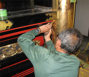 本堂柱の金箔修復