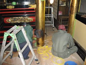 本堂柱の金箔修復
